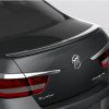 Buick Verano 2. Generation, eingebauter Spoiler-Satz in Graphitgrau-Metallic