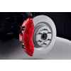 Chevrolet Sechskolben-Brembo®-Bremssystem vorn in Rot mit Chevrolet Performance-Logo