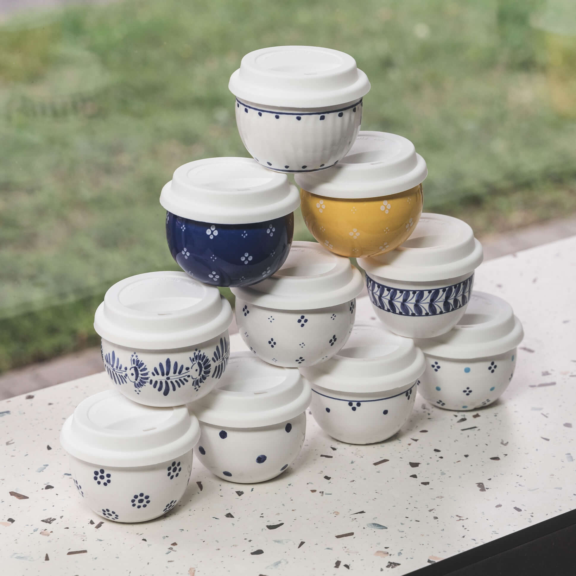 Nové keramické hrnky na kávu s sebou z naší dílny