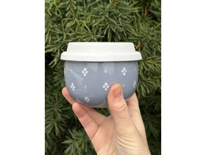 Pohárek na kávu s sebou 4puntík šedý na bílé