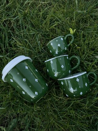 Zelené jako tráva po dešti 🌿 Bucláky a kávové šálky se čtyřpuntíky. 👉🏻 odkaz na eshop v profilu www.moravskakeramika.cz...
