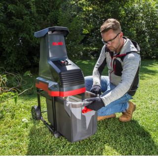 💪 Výkonný a tichý pomocník pro úklid zahrady v podzimním období! Drtič větví AL-KO LH2810 si bez problémů poradí s větvemi...