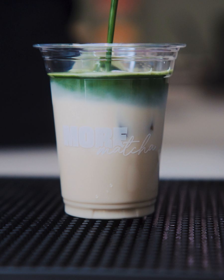 Matcha nalévaná do kelímku More Matcha s mlékem.