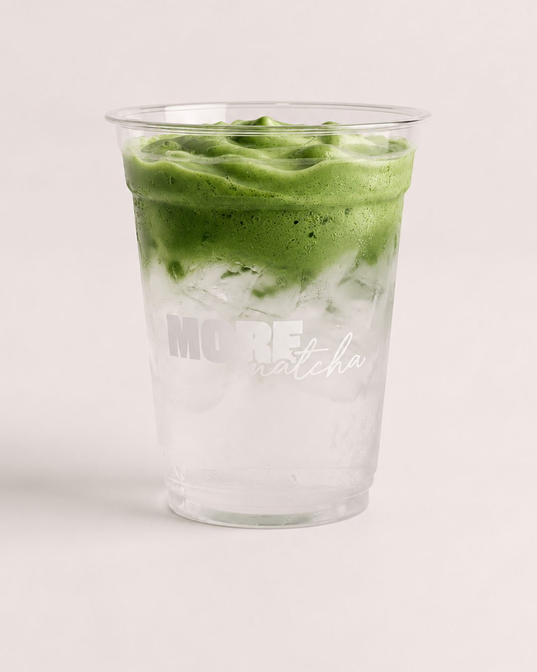 Coco Float v kelímku More Matcha: matcha nad průzračným ledovým základem.