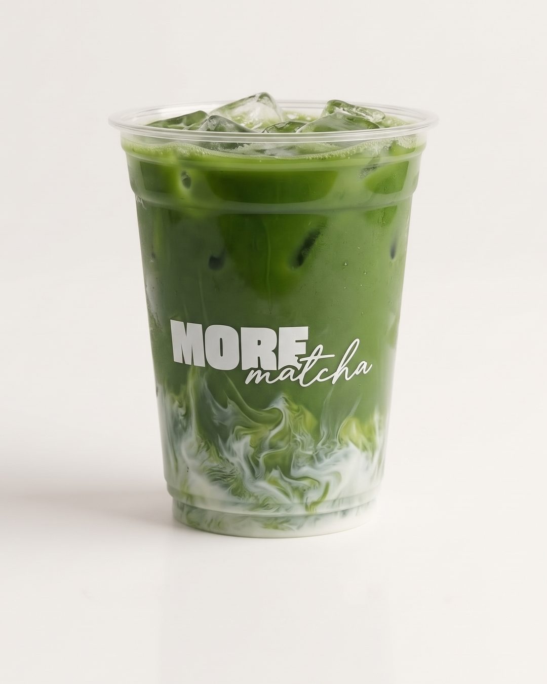 Milk Whisk v kelímku More Matcha: tmavě zelená matcha s pruhy mléka.