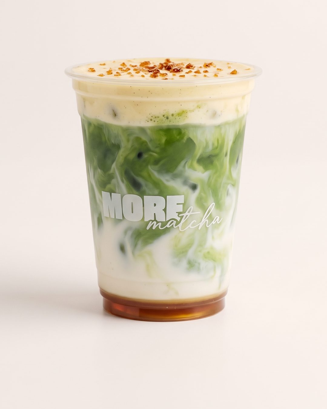 Crème Brûlée v kelímku More Matcha: matcha s mlékem, karamelové dno a zapečená pěna navrchu.