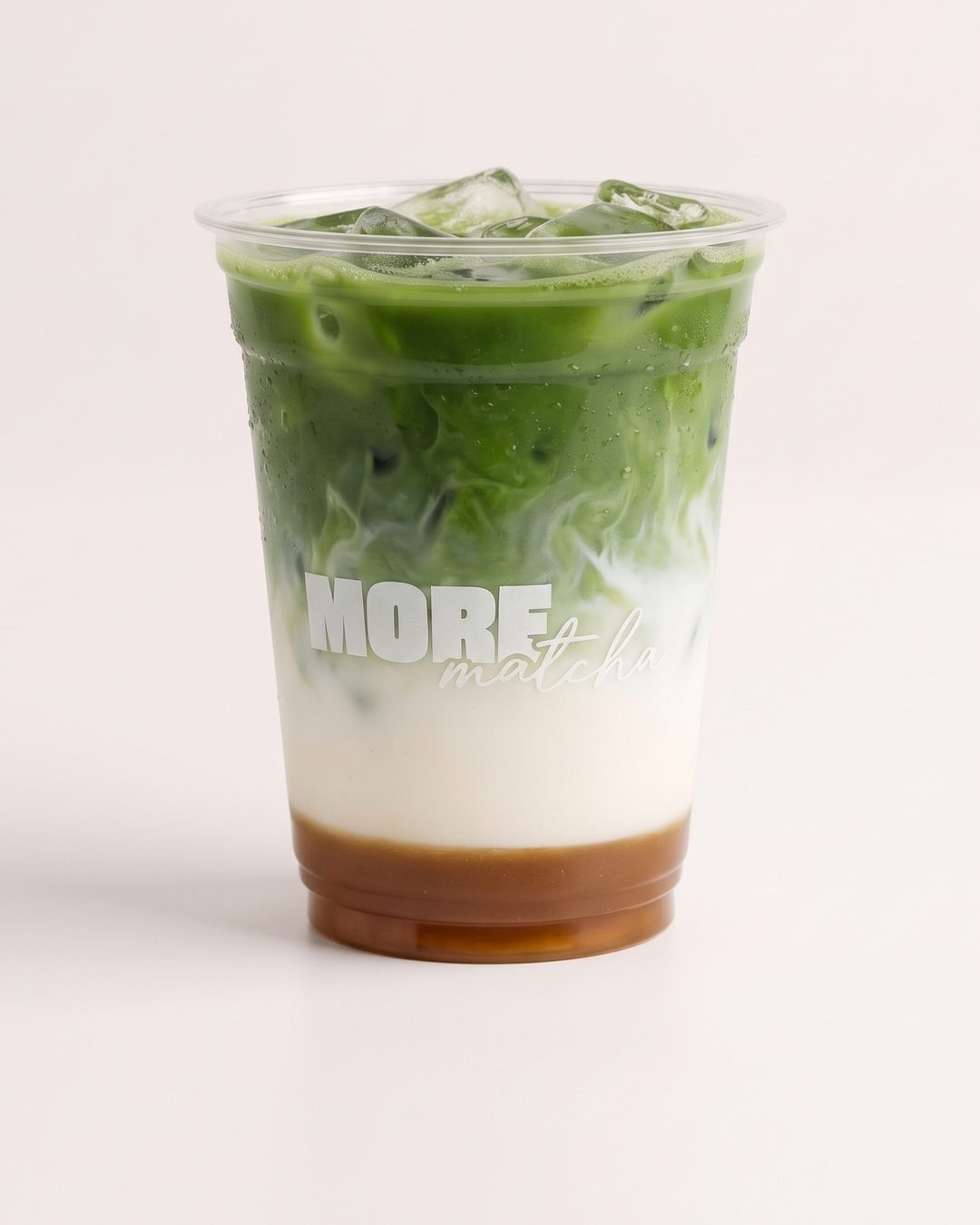 Earl Grey Matcha v kelímku More Matcha: matcha, mléko a jantarová vrstva na dně.