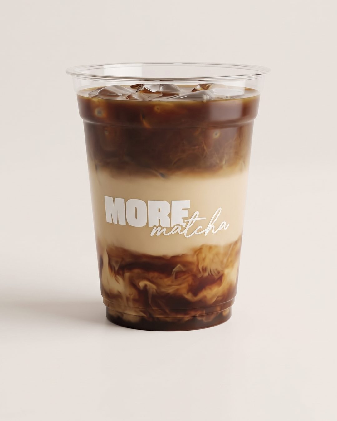 Hojicha v kelímku More Matcha: vrstvy praženého čaje a mléka.