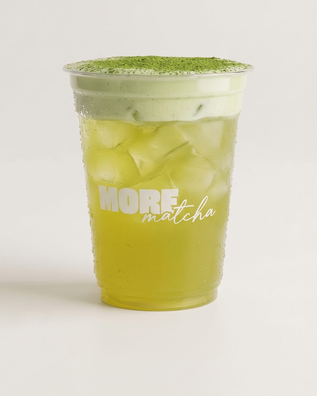 Jasmine Matcha v kelímku More Matcha: světlý jasmínový čaj s ledem a matcha pěna navrchu.
