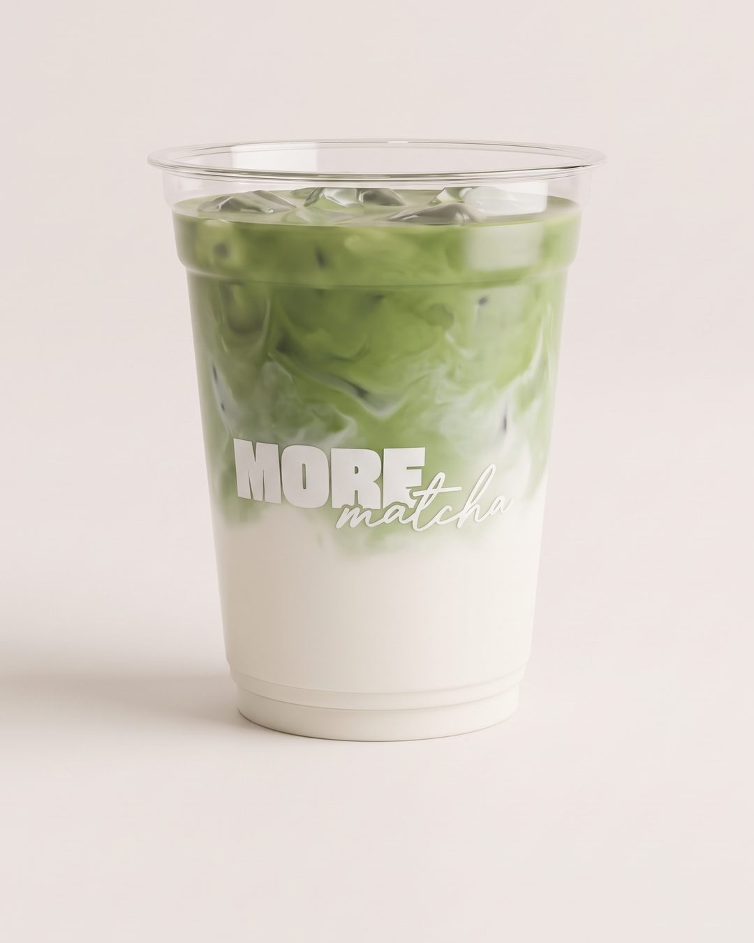 Matcha Latte v kelímku More Matcha: matcha nad vrstvou mléka.