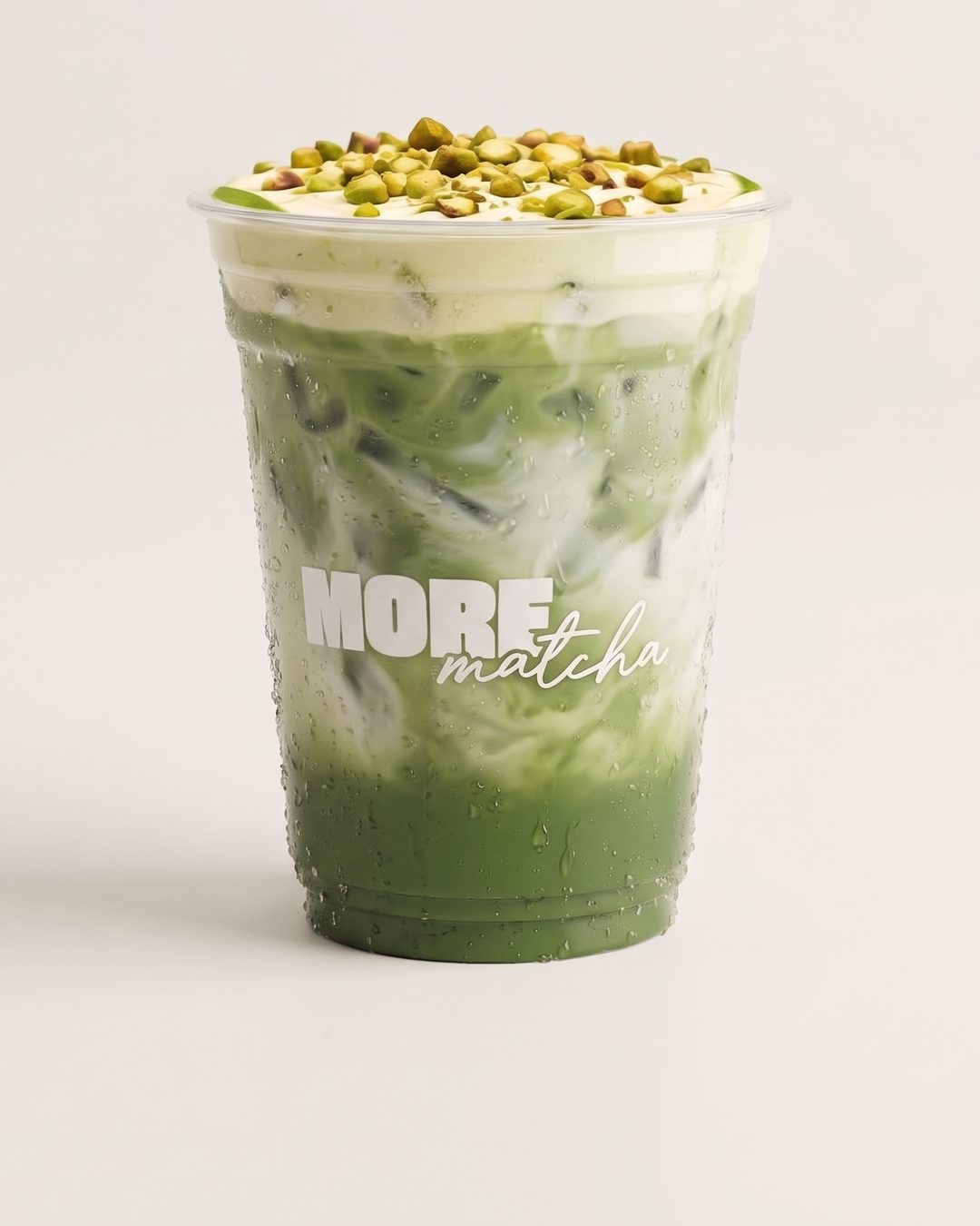 Pista Cream v kelímku More Matcha: matcha s mlékem, krémová pěna a drcené pistácie navrchu.