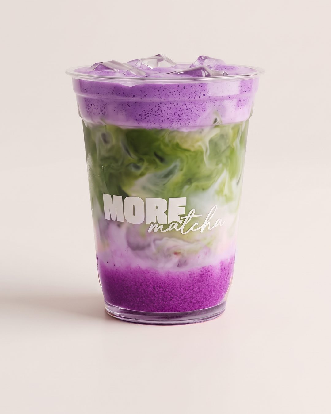 Ube Velvet v kelímku More Matcha: fialová ube pěna, matcha a fialové dno.
