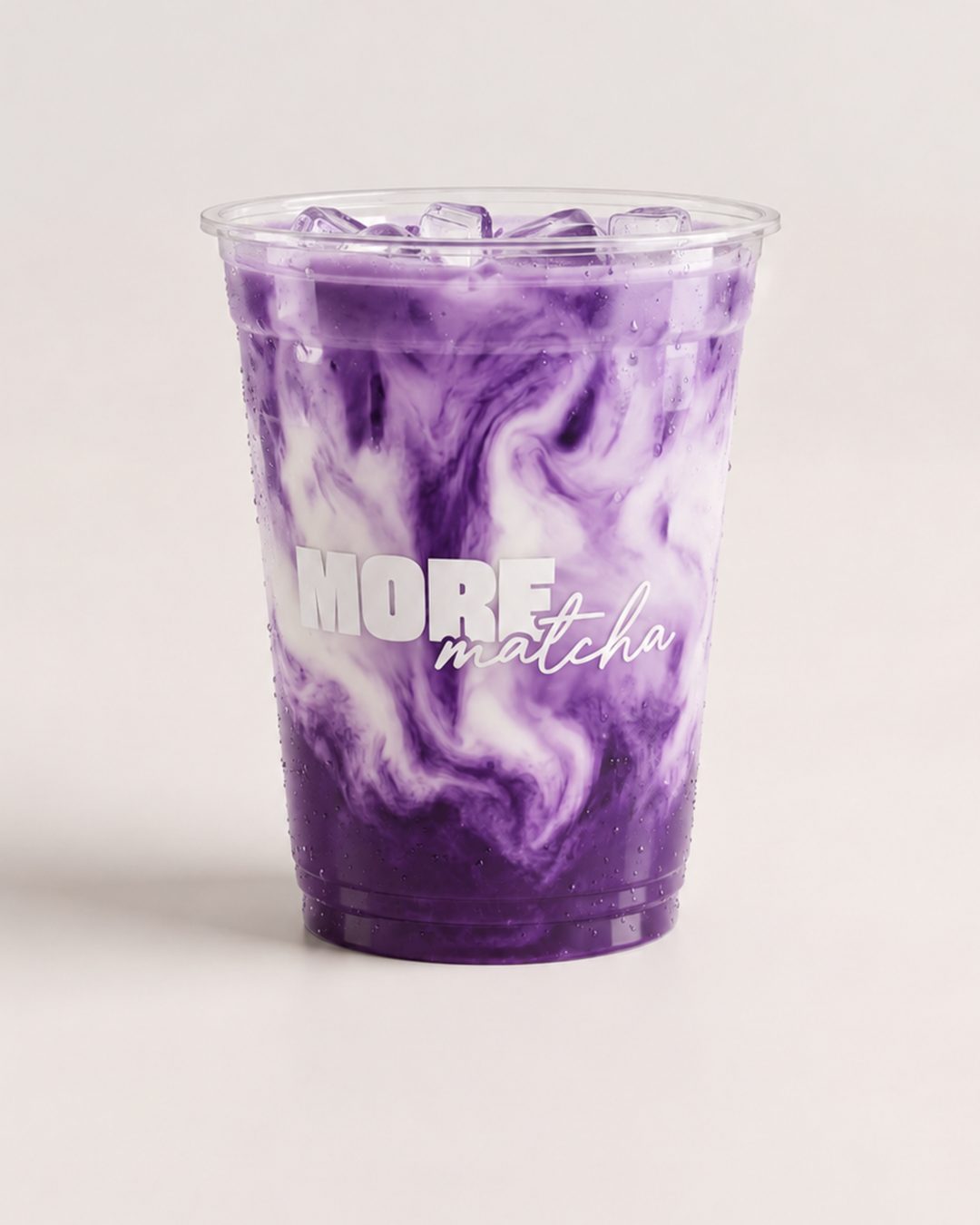 Ube Latte v kelímku More Matcha: fialová ube promíchaná s mlékem.