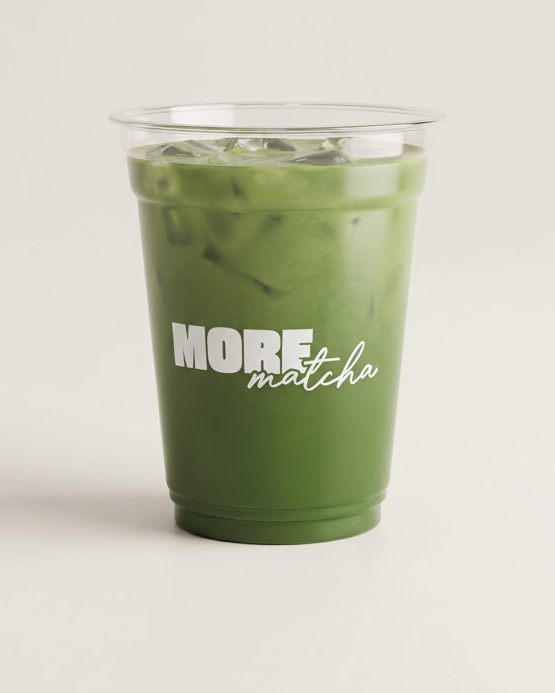 Usucha v kelímku More Matcha: sytě zelená matcha s ledem.