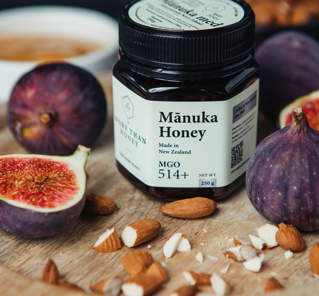 Lahvička Manuka Honey MGO 514+ mezi fíky a mandlemi