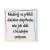 Designový motivační obraz s citátem motivační citát Nedívej se příliš daleko dopředu, ale jdi dál s klidným srdcem CMYK Motivarcz