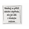 Designový motivační obraz s citátem motivační citát Nedívej se příliš daleko dopředu, ale jdi dál s klidným srdcem Motivar.cz černá