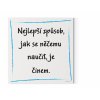 Designový motivační obraz na zeď s citátem z knihy Alchymista: "Nejlepší způsob, jak se něčemu naučit je činem." Motivační obraz na plátně nese motivační citát. Barva modrá.