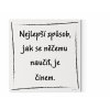 Designový motivační obraz na zeď s citátem z knihy Alchymista: "Nejlepší způsob, jak se něčemu naučit je činem." Motivační obraz na plátně nese motivační citát. Barva černá.