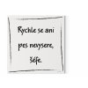 Designový motivační obraz  s citátem na zeď: "Rychle se ani pes nevysere, šéfe." Motivační obraz na plátně nese motivační citát. Barva černá.