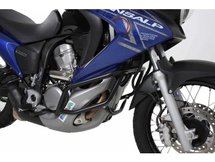 Ať už jezdíte více v členitém terénu, na venkovských cestách nebo ve městě; chránič HEPCO&BECKER je vždy tou správnou volbou. Váš motocykl je vždy účinně chráněn před neočekávanou nehodou. A ještě více: Pokud kolo spadne nebo se neúmyslně dotkne země, může to ochránit kolo i jezdce před vážnějšími následky. Ochranné lišty HEPCO&BECKER dokonale kopírují linie kola a dodávají mu přizpůsobený vzhled. Vyrobeno s extrémně stabilní konstrukcí trubka v trubce. V závislosti na modelu vozidla jsou k dispozici různé povrchové úpravy.  ochrana při nárazech nebo pádech pomáhá při vázání motocyklu prémiová povrchová úprava snadná montáž dodávka: pravá strana, levá strana, montážní sada a manuál vysoce kvalitní německá ocelová trubka Další informace naleznete v příručce nebo v poznámce specifické pro kolo