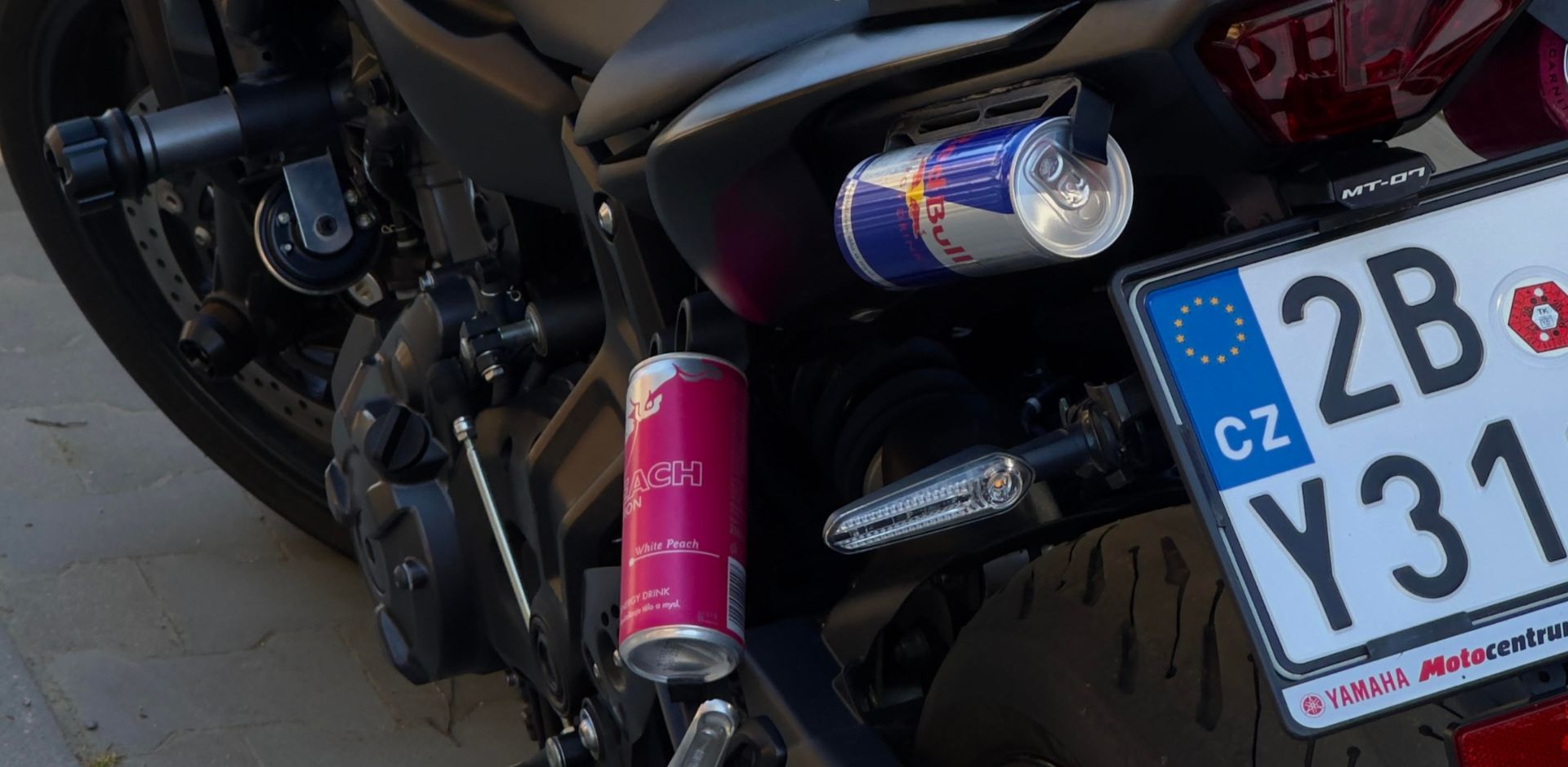 RedBull držáky na motorku