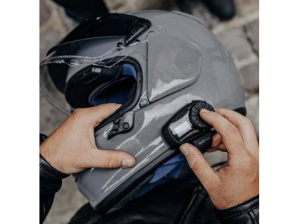 Montáž interkomů do helmy