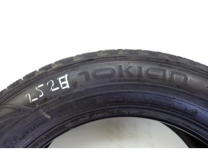 Zimní Nokian 215/60R17 - 2ks  - vzorek cca 5,45 mm