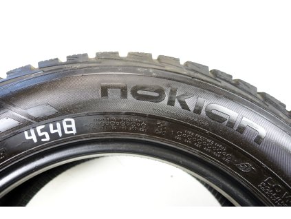 Zimní Nokian 215/60R16C - 2ks  - vzorek cca 6,8 mm