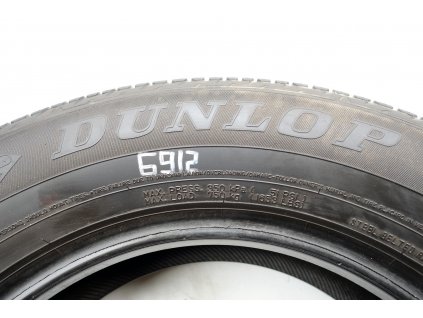 Zimní Dunlop 215/65R16 - 2ks  - vzorek cca 4,8 mm