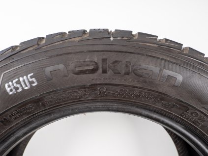 Zimní Nokian 215/60R16C - 2ks  - vzorek cca 6,3 mm