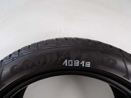 Zimní Goodyear 245/45R18 - 2ks  - vzorek cca 6,5 mm