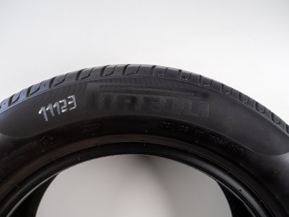 Letní Pirelli 205/60R16 - 2ks  - vzorek cca 5,3 mm