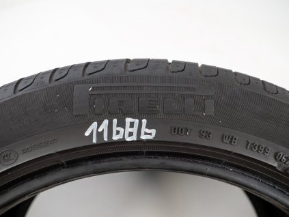 Letní Pirelli 235/45R18 - 2ks  - vzorek cca 5,4 mm