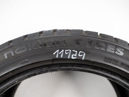 Zimní Nokian 225/45R18 - 2ks  - vzorek cca 7,3 mm