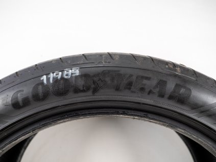 Letní Goodyear 235/45R20 - 2ks  - vzorek cca 5,5 mm