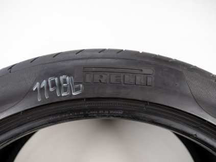 Letní Pirelli 235/45R20 - 2ks  - vzorek cca 6,4 mm
