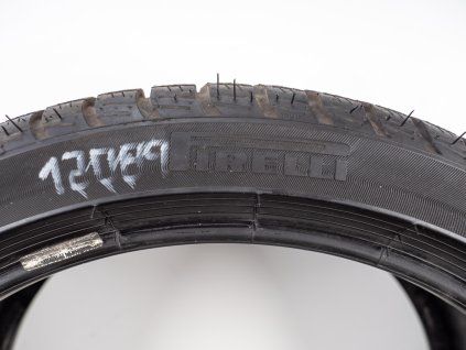 Zimní Pirelli 225/40R19 - 2ks  - vzorek cca 7,9 mm