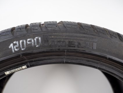 Zimní Pirelli 255/35R19 - 2ks  - vzorek cca 7,4 mm