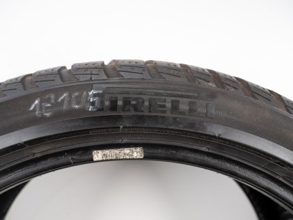 Zimní Pirelli 245/40R19 - 2ks  - vzorek cca 5,8 mm