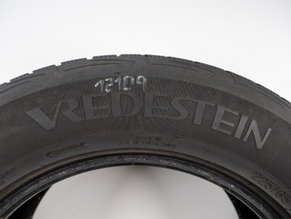Zimní Vredestein 225/65R17 - 2ks  - vzorek cca 6 mm
