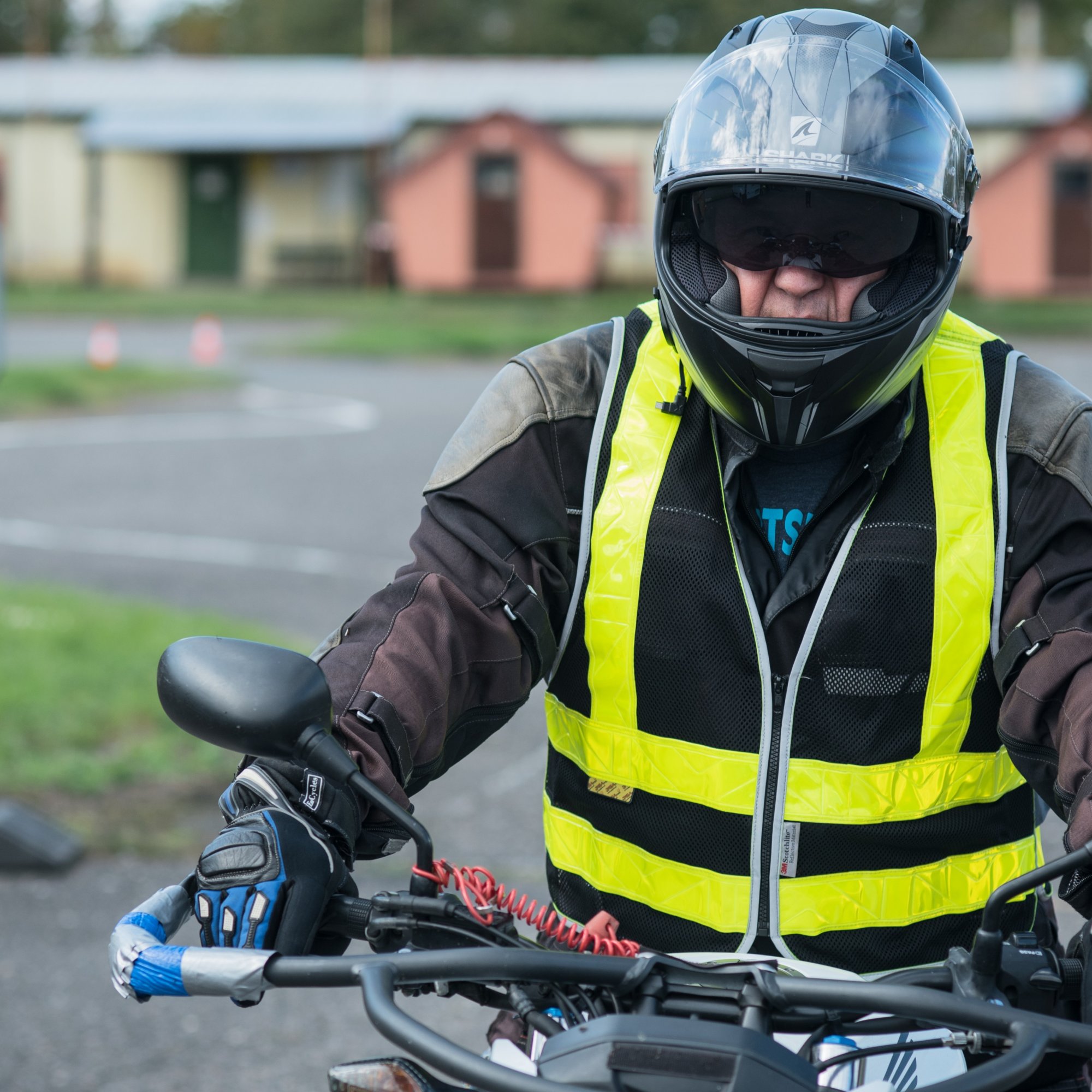 JAK VYBRAT A POUŽÍVAT REFLEXNÍ VESTU PRO MOTORKÁŘE – PRŮVODCE OD MOTOMILI