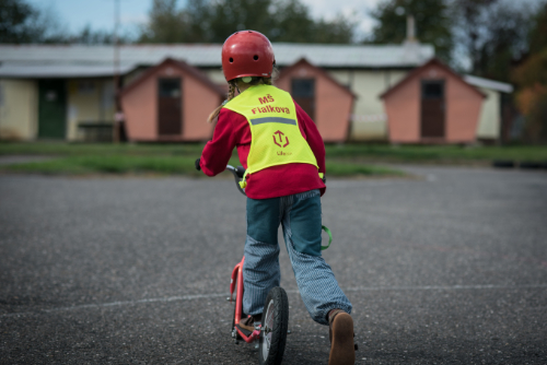 REFLEXNÍ VESTY PRO DĚTI – ZÁKONNÁ NUTNOST A PREVENCE NEHOD