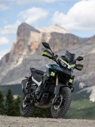 Niektoré motorky sú stvorené na cesty. 🛣️ Benelli TRK 902 Xplorer je stvorená na dobrodružstvá. 🌍 Diaľnice, horské...