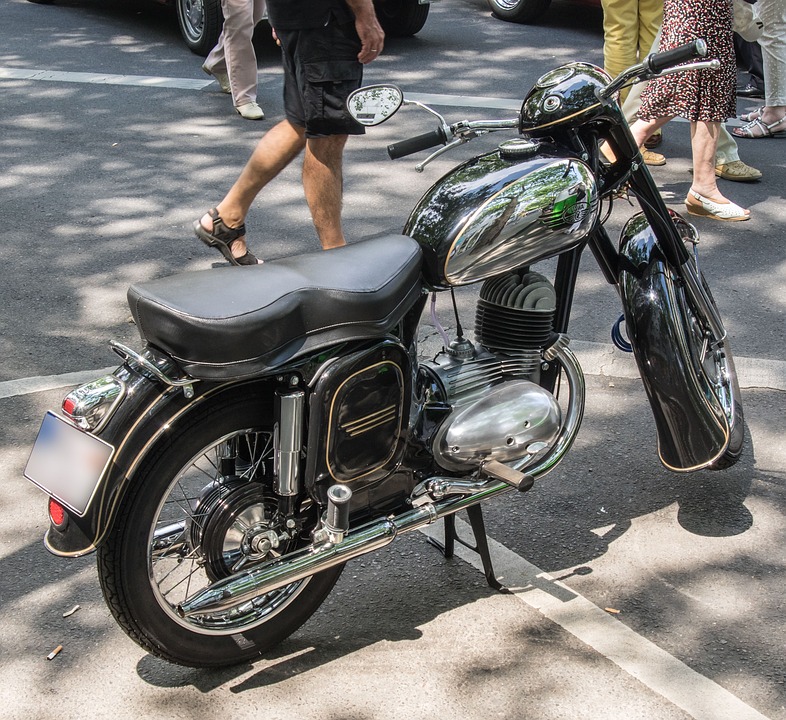 Hogyan kell tisztítani a Jawa motorfejet?