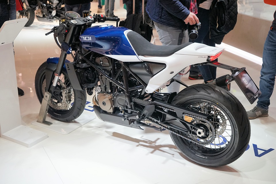 Téli motorkerékpár karbantartás. Tavasszal gyönyörűen fog csillogni