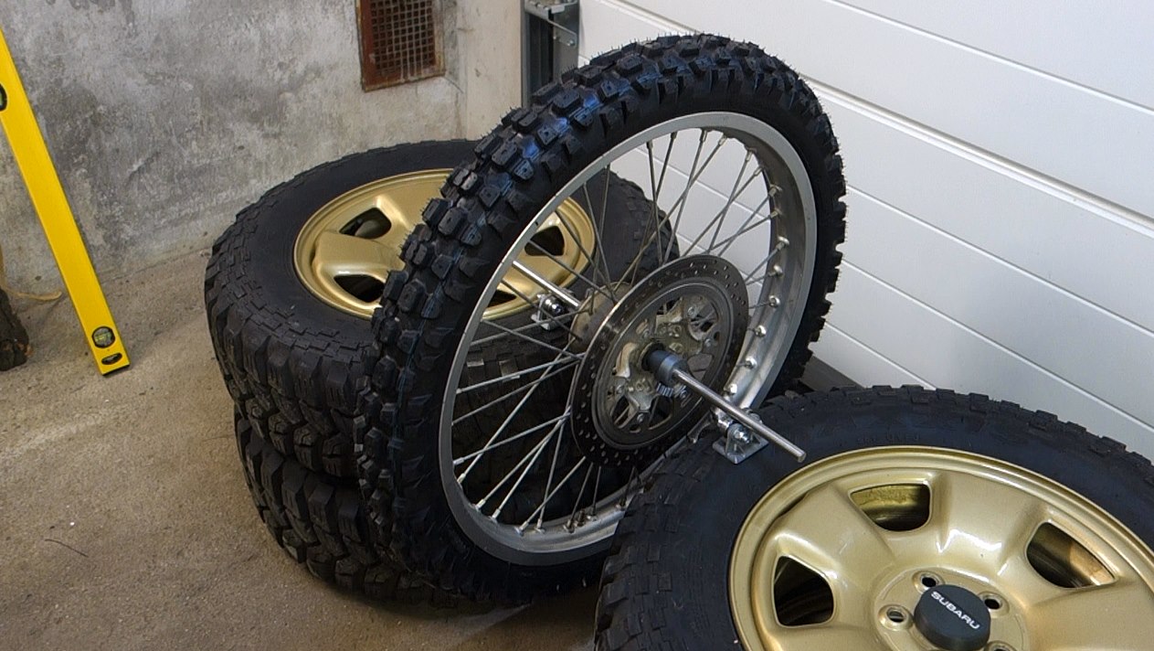 Jak vyvážit motocyklové kolo na statické vyvažovačce?