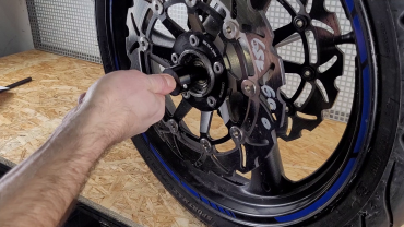 Pevné upnutí kola na vyvažovací osu