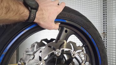 Finální nalepení závaží