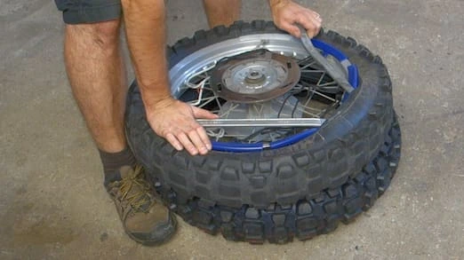 Ako prezuť moto pneu svojpomocne?